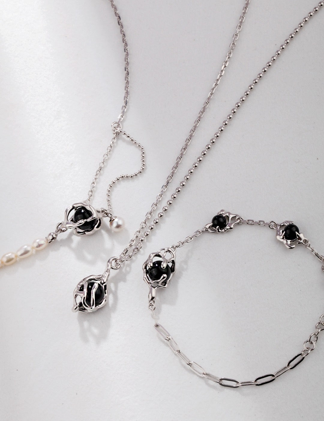 A set of Black Agate Necklace and Jewelry 