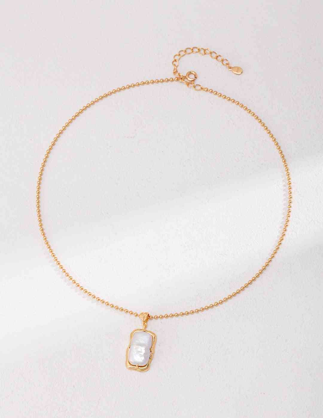 Gold pearl necklace with adjustable chain